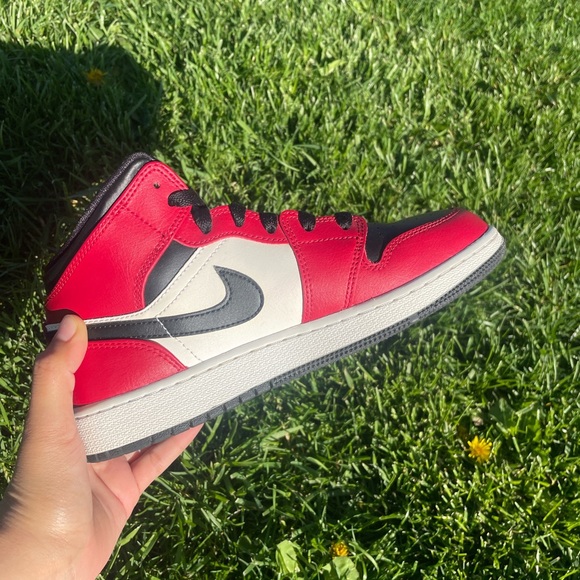 Air Jordan 1 Mid 'Chicago Black Toe' - Picture 2 of 4
